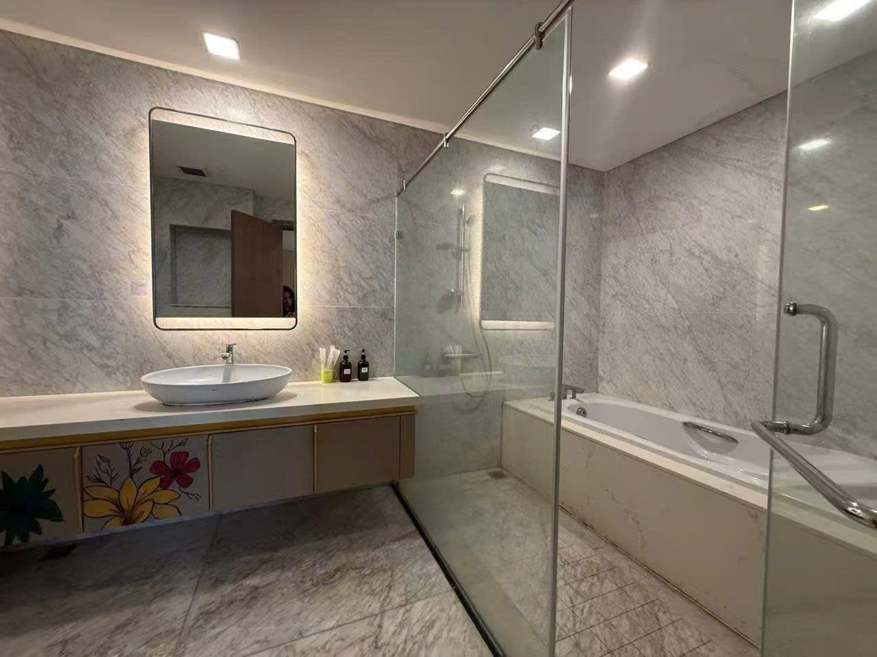 cho thuê gấp căn hộ toà Landmark 81-33OT.10