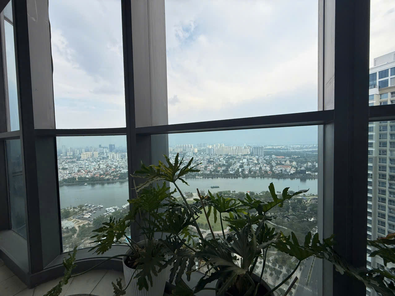 cho thuê gấp căn hộ toà Landmark 81-33OT.10