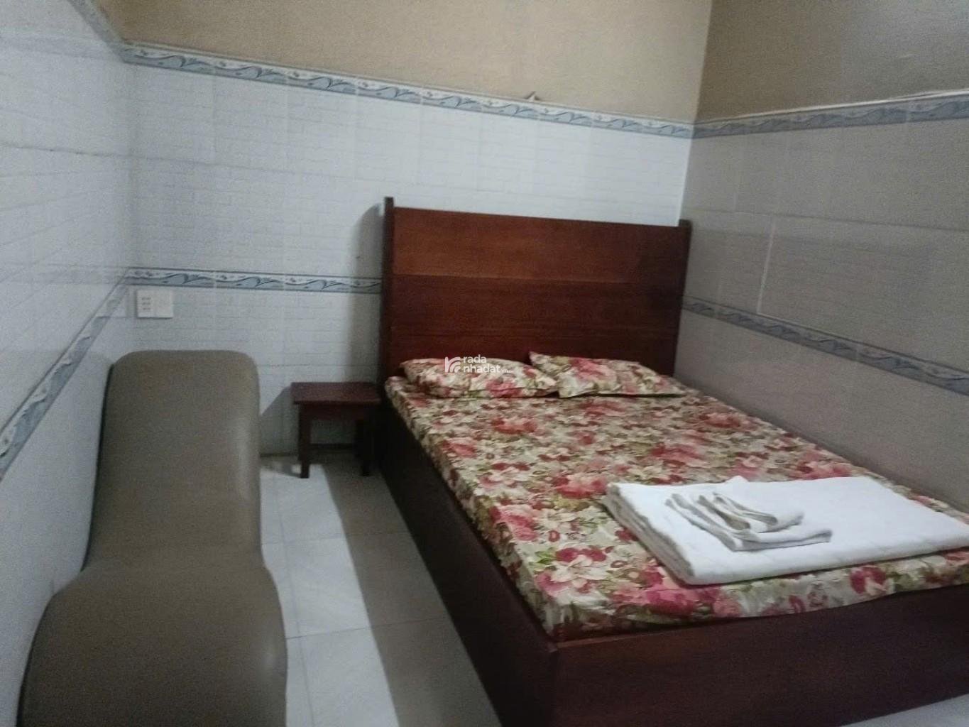 BÁN KHÁCH SẠN MẶT TIỀN ĐƯỜNG 10M GẦN CHỢ BÌNH CHÁNH DTSD 600M2 THU NHẬP 30TR/TH NHIK 8 TỶ  