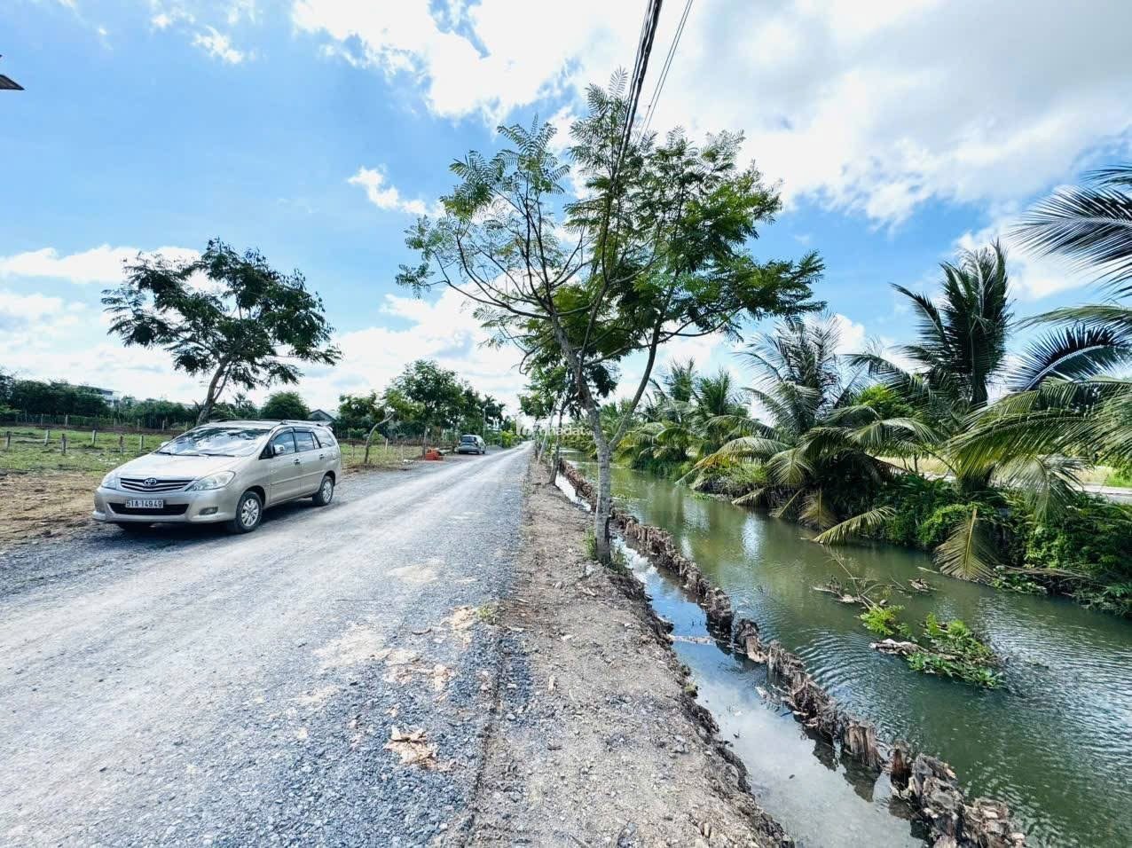 Chính chủ cần bán lô đất ngay mặt tiền đường DT824, sau chợ Đức Hoà giá 1ty (125m2)