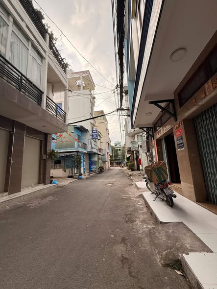 Nhà bán HẺM XE TẢI 10M, 418 MINH PHỤNG QUẬN 11 - 7.6 Tỷ * 3 Tầng