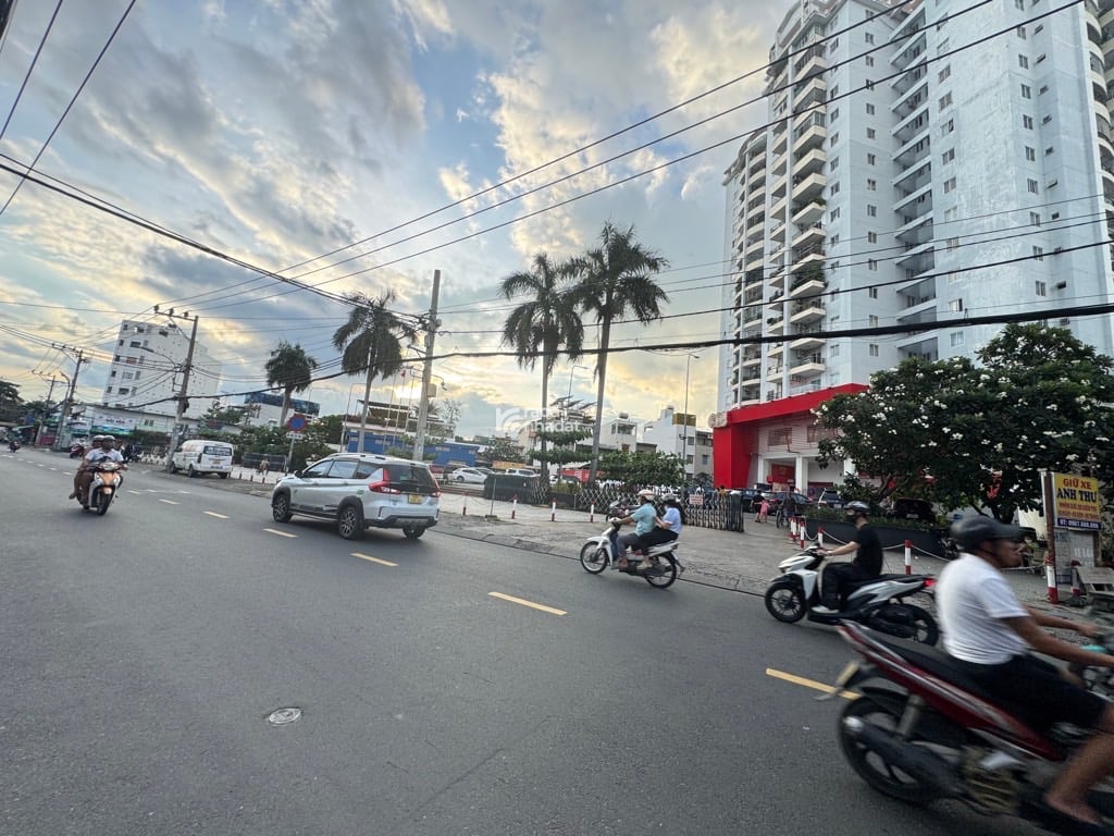 KHU PHÂN LÔ DÂN TRÍ ĐƯỜNG NHỰA 6M - NGAY BIG C THOẠI NGỌC HẦU - 71M2 - NHÀ 4 TẦNG - NHỈNH 7 TỶ