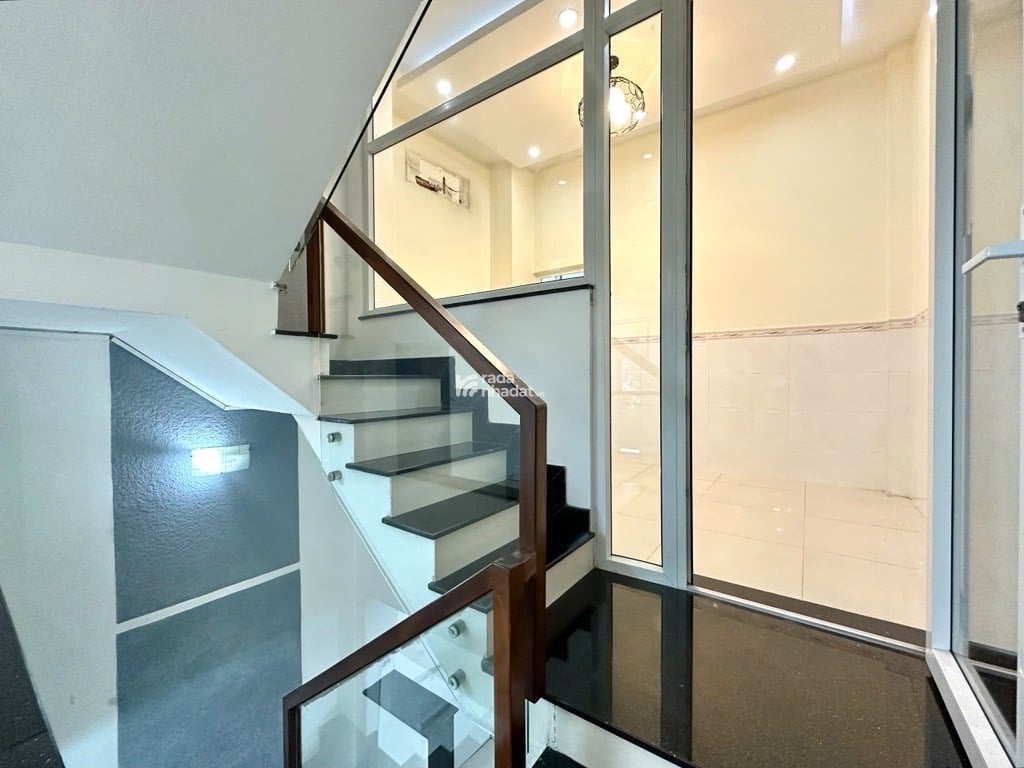 VIP QUẬN 3 - LÝ CHÍNH THẮNG - NGAY HOÀNG SA - THÔNG KHẮP NGẢ - 33M (3.3x10) - 5 TẦNG BTCT - 8 PN 6W