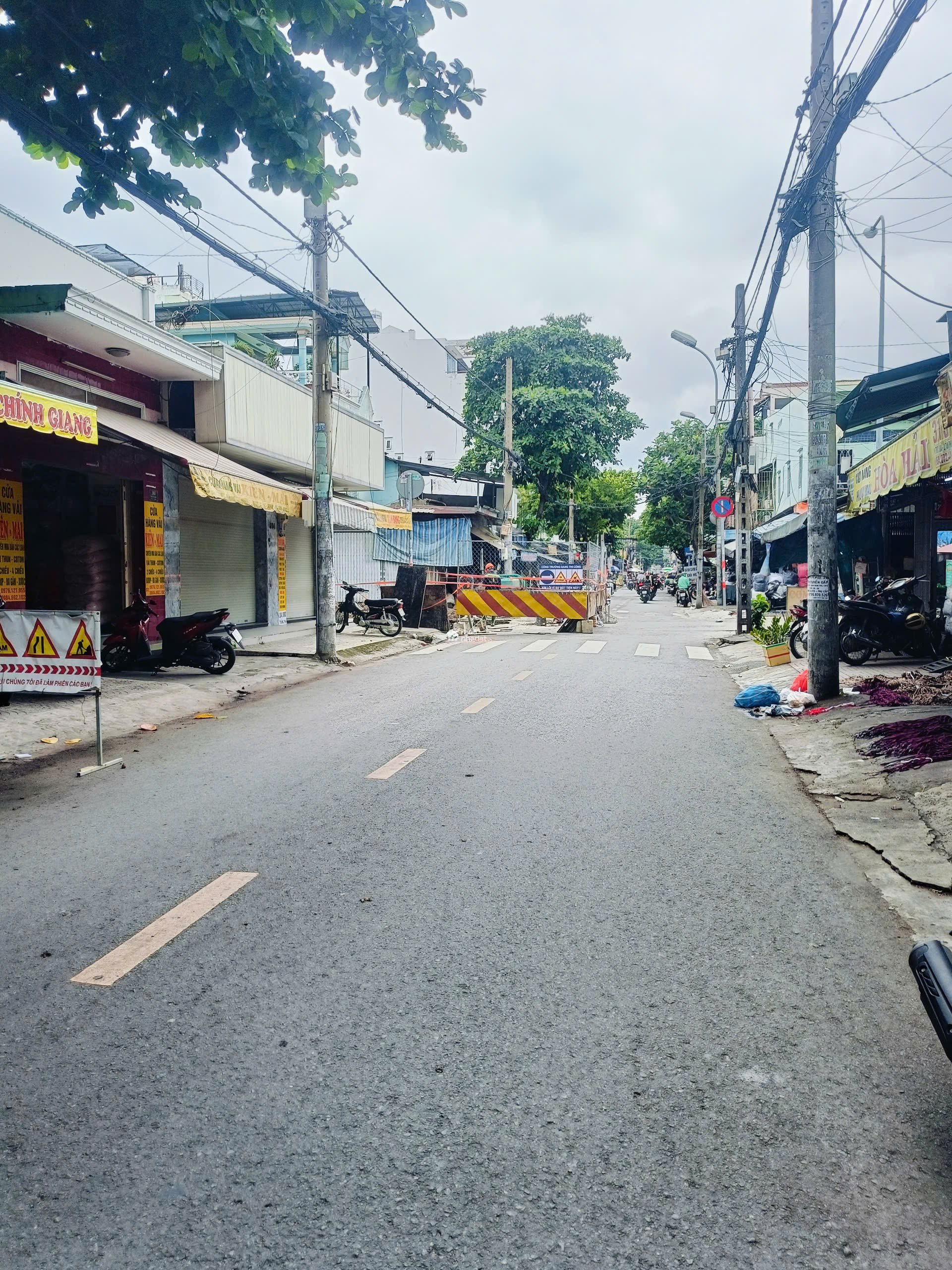 Bán nhà Mặt tiền Lê Thúc Hoạch .Q Tân Phú. Dt: 4x12,5m. 4 Tầng . Giá: 11 tỷ TL