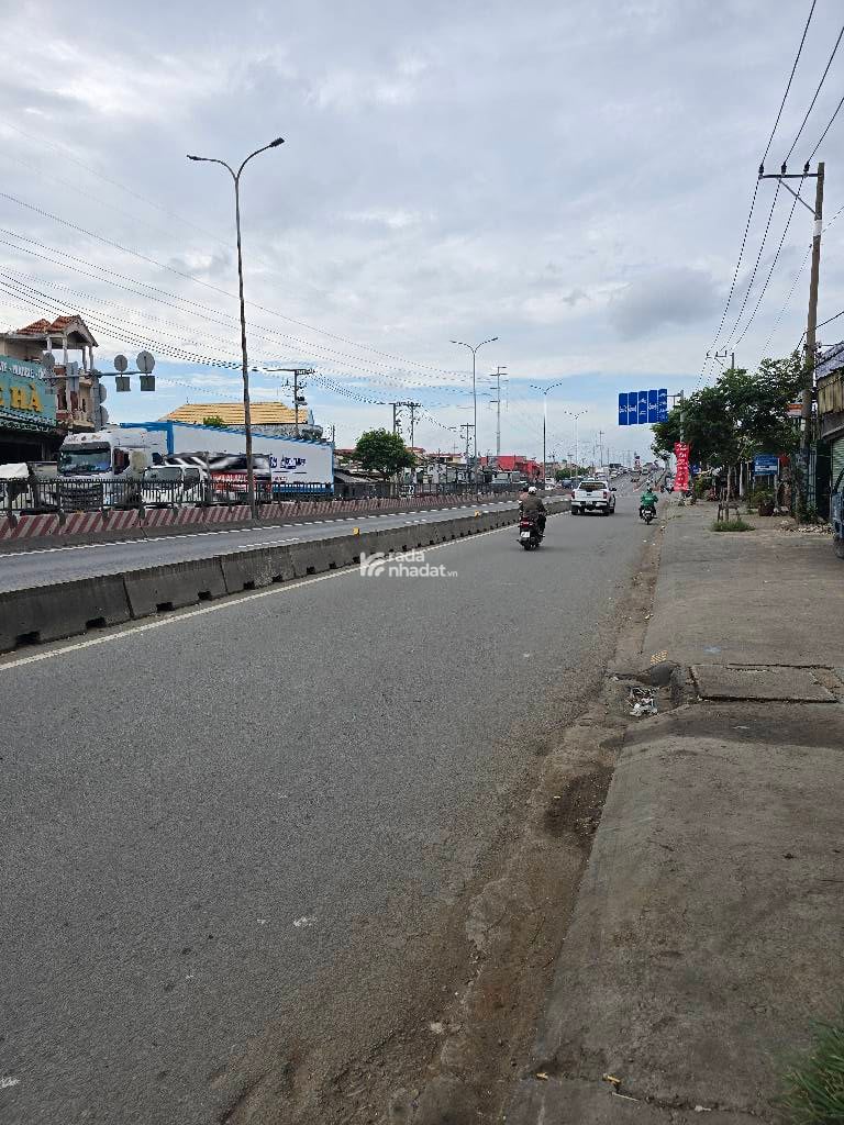 BÁN NHÀ MẶT TIỀN QUỐC LỘ 1A 430M2 16X27M 18.X TỶ THU 30 TRIỆU GẦN UBND TÂN TẠO