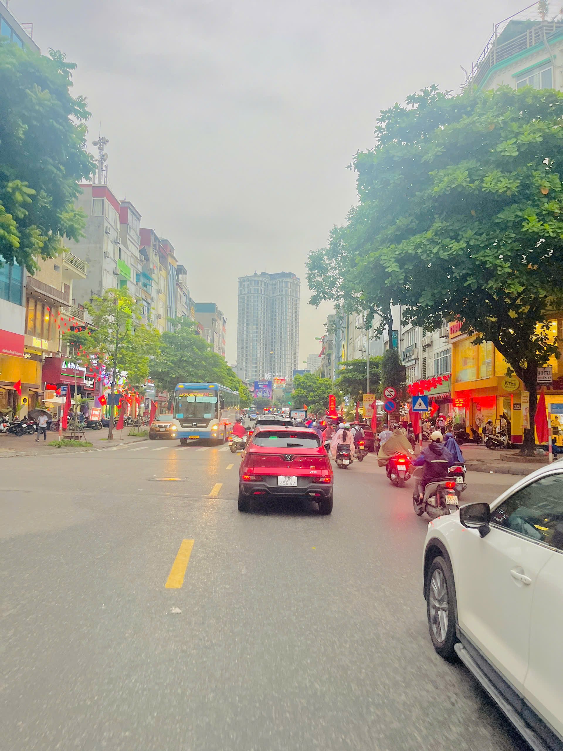 NHÀ MẶT PHỐ - LÔ GÓC CẦU GIẤY - 73M2 - GẦN 6M MT - KINH DOANH SẦM UẤT - Ở SƯỚNG - 13 TỶ