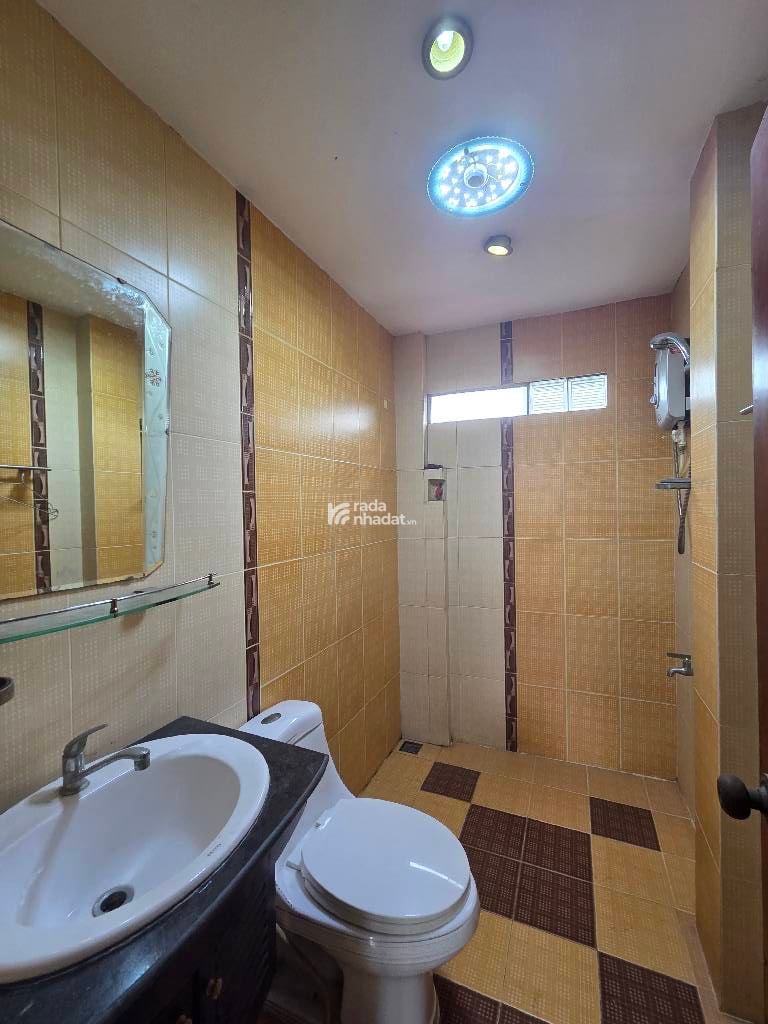 GIÁP Q.10- ĐẤT THÁNH -P.6- TÂN BÌNH -5 TẦNG- DT: 4*13M- 7 TỶ