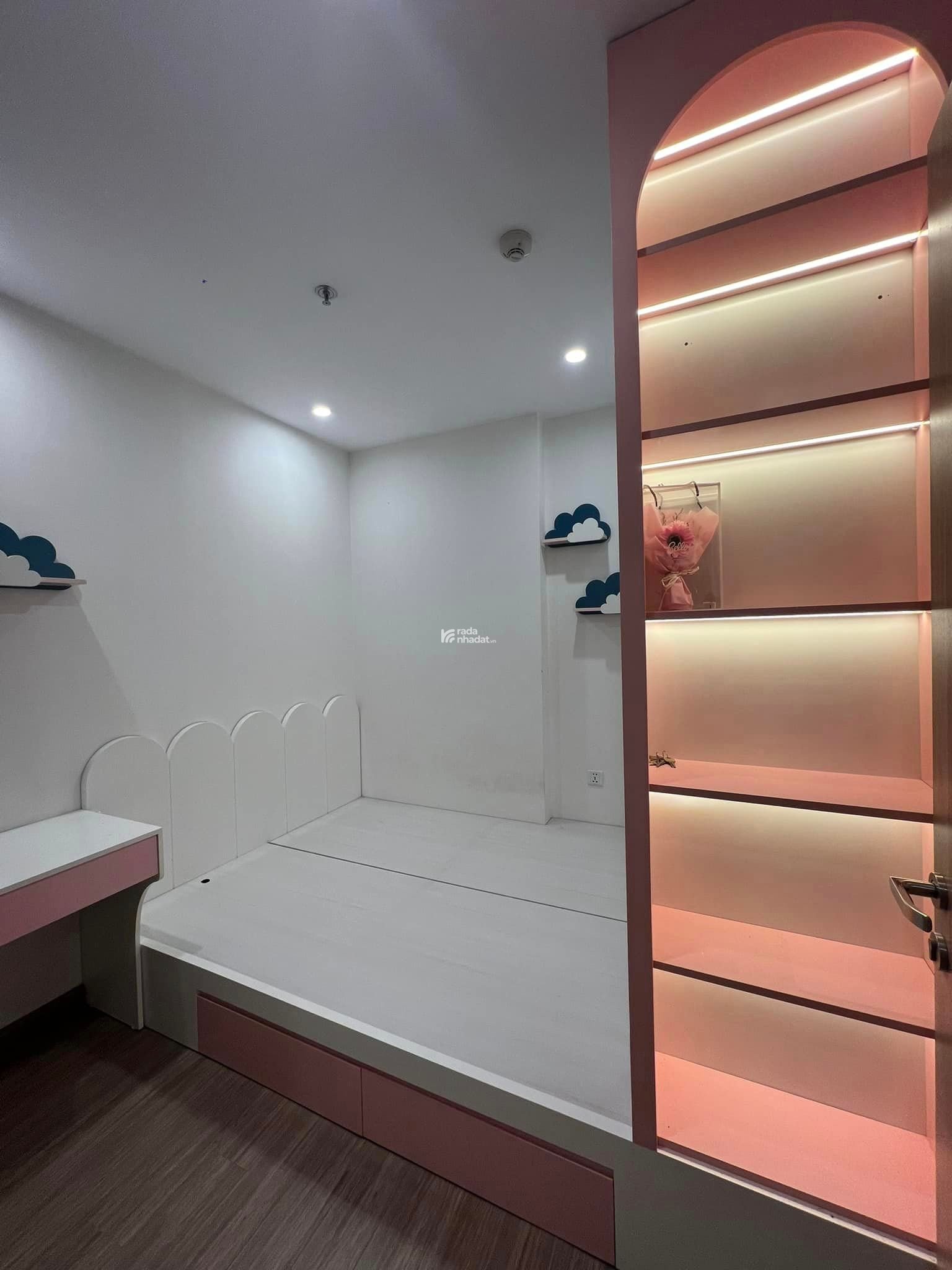Chính chủ bán gấp căn hộ 2 ngủ tầng đẹp, đủ nội thất cơ bản Pavilion mới nhận bàn giao 2024