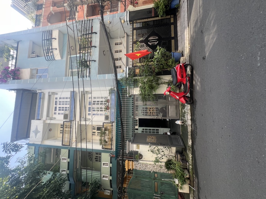 Đặc điểm: Ngay ủy ban nhân dân Quận , Bệnh viện , Trung tâm thương mại , Trường học các cấp 