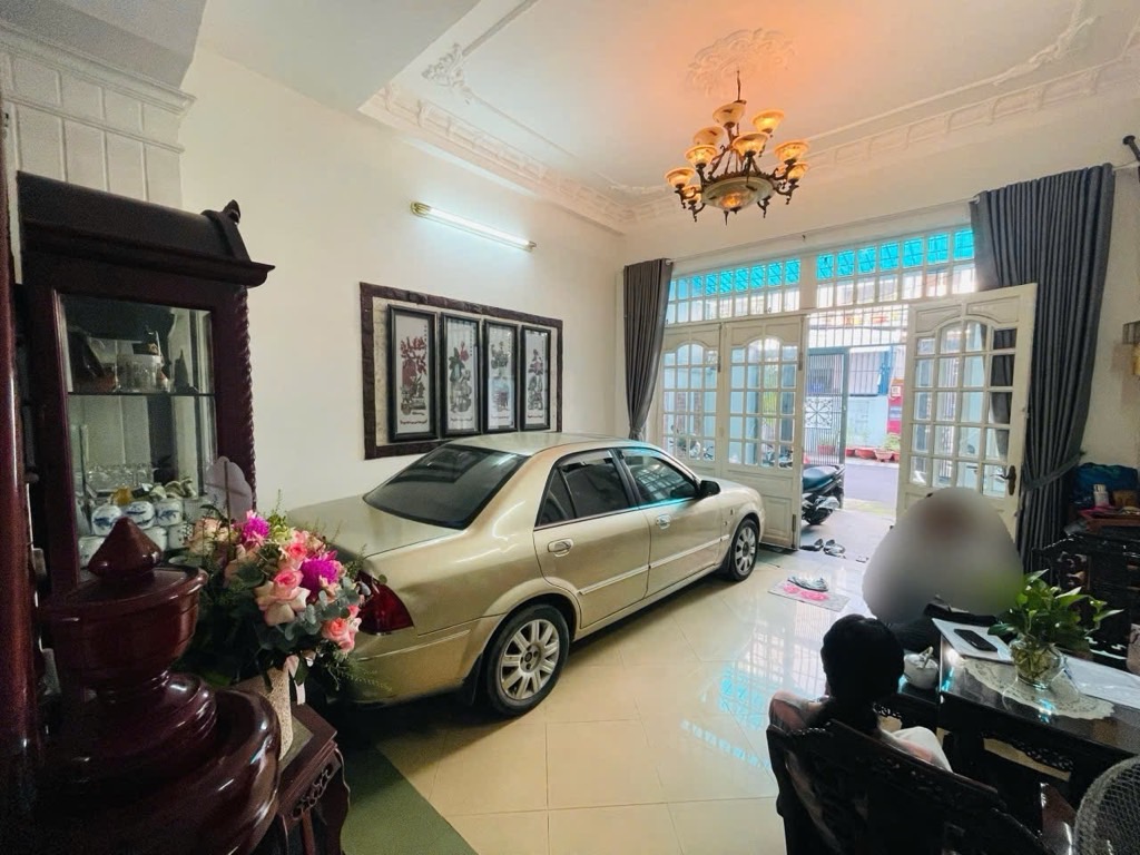 Đặc điểm: Ngay ủy ban nhân dân Quận , Bệnh viện , Trung tâm thương mại , Trường học các cấp 