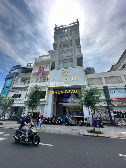 Mặt tiền Nguyễn Xí đoạn 2 chiều ngay Vincom Plaza HĐT:160tr Giá 54 tỷ