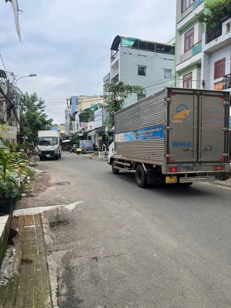 SIÊU PHẨM MTKD BÁN ĐẤT TẶNG NHÀ ĐƯỜNG 10M SÁT KHU TÊN LỬA