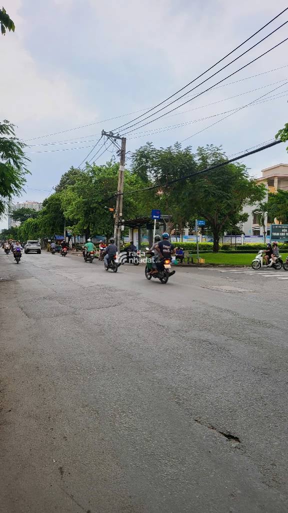 HẺM 6M XE HƠI - KHU VỰC DÂN TRÍ CAO – CÁCH 50M RA MẶT TIỀN LÊ VĂN THỊNH - 145.9M2 - GIÁ 12.9 TỶ