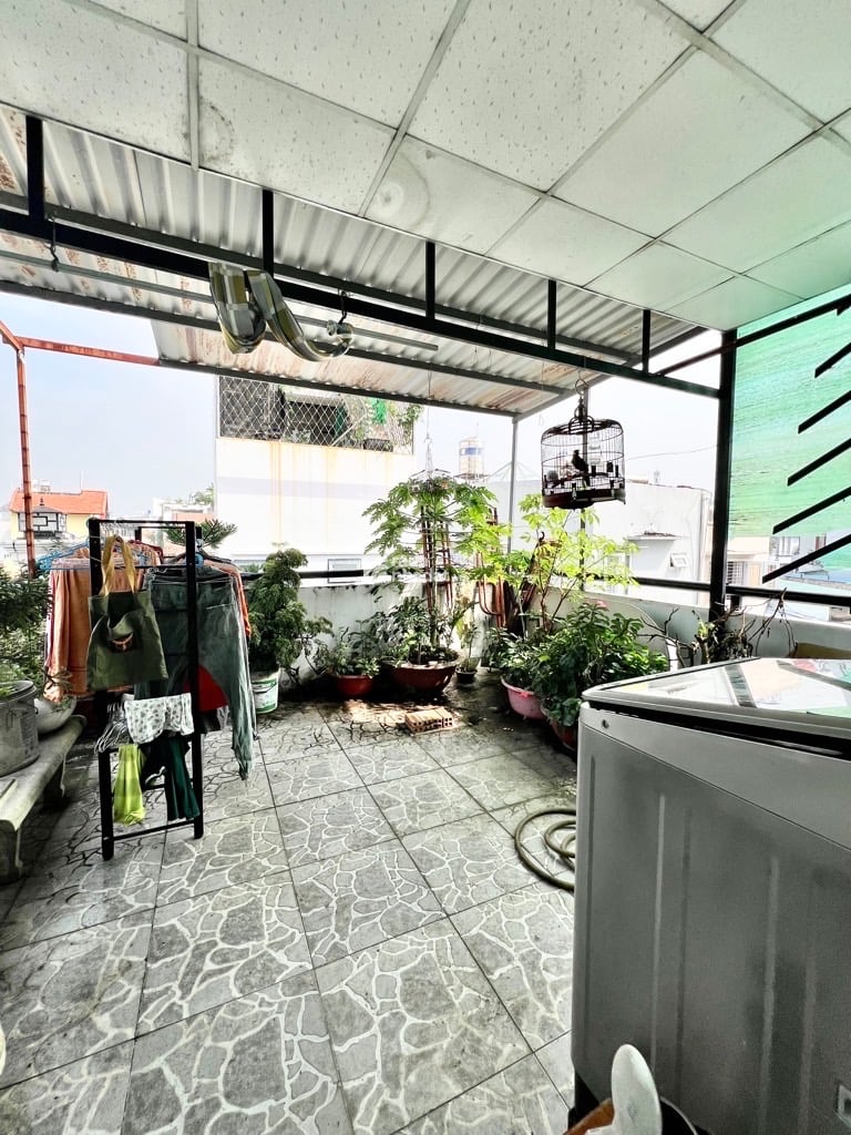 - Hẻm 5m ,vị trí đẹp, gần Aoen Tân Phú, di chuyển 15 phút tới sân bay Tân Sơn Nhất 