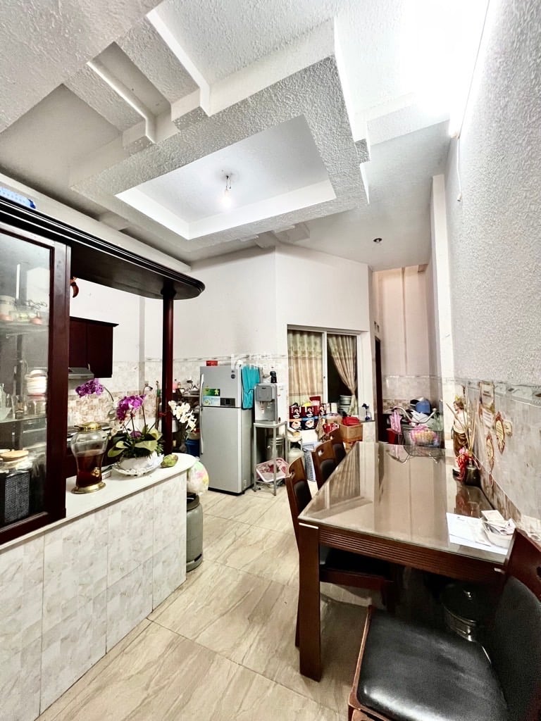 - Hẻm 5m ,vị trí đẹp, gần Aoen Tân Phú, di chuyển 15 phút tới sân bay Tân Sơn Nhất 