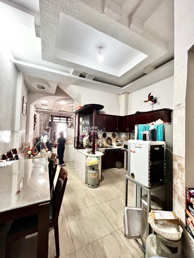 - Hẻm 5m ,vị trí đẹp, gần Aoen Tân Phú, di chuyển 15 phút tới sân bay Tân Sơn Nhất 