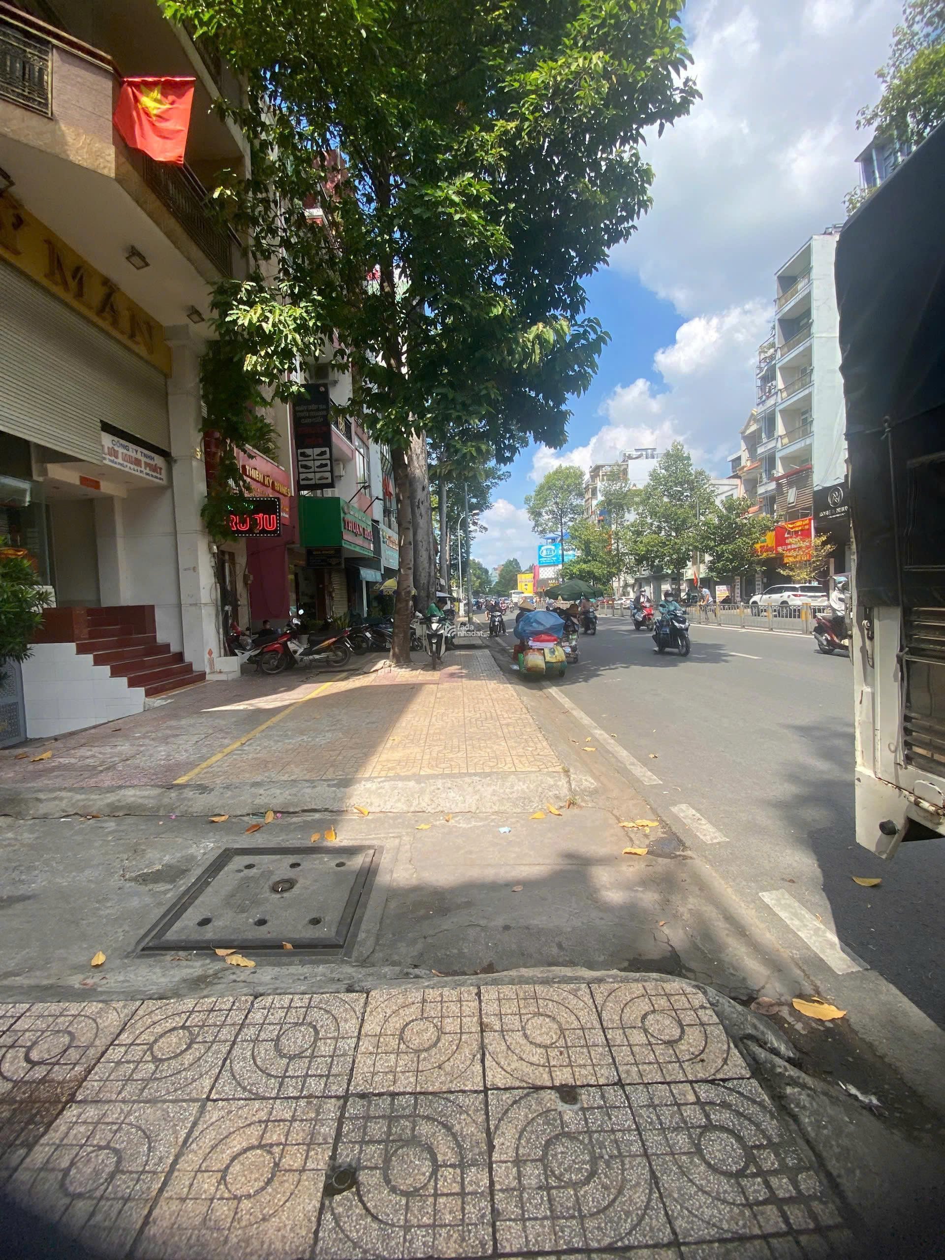BÁN NHÀ MẶT TIỀN TRẦN PHÚ QUẬN 5 - VỊ TRÍ ĐẸP, NHÀ NỞ HẬU, CÓ SÂN XE Ô TÔ