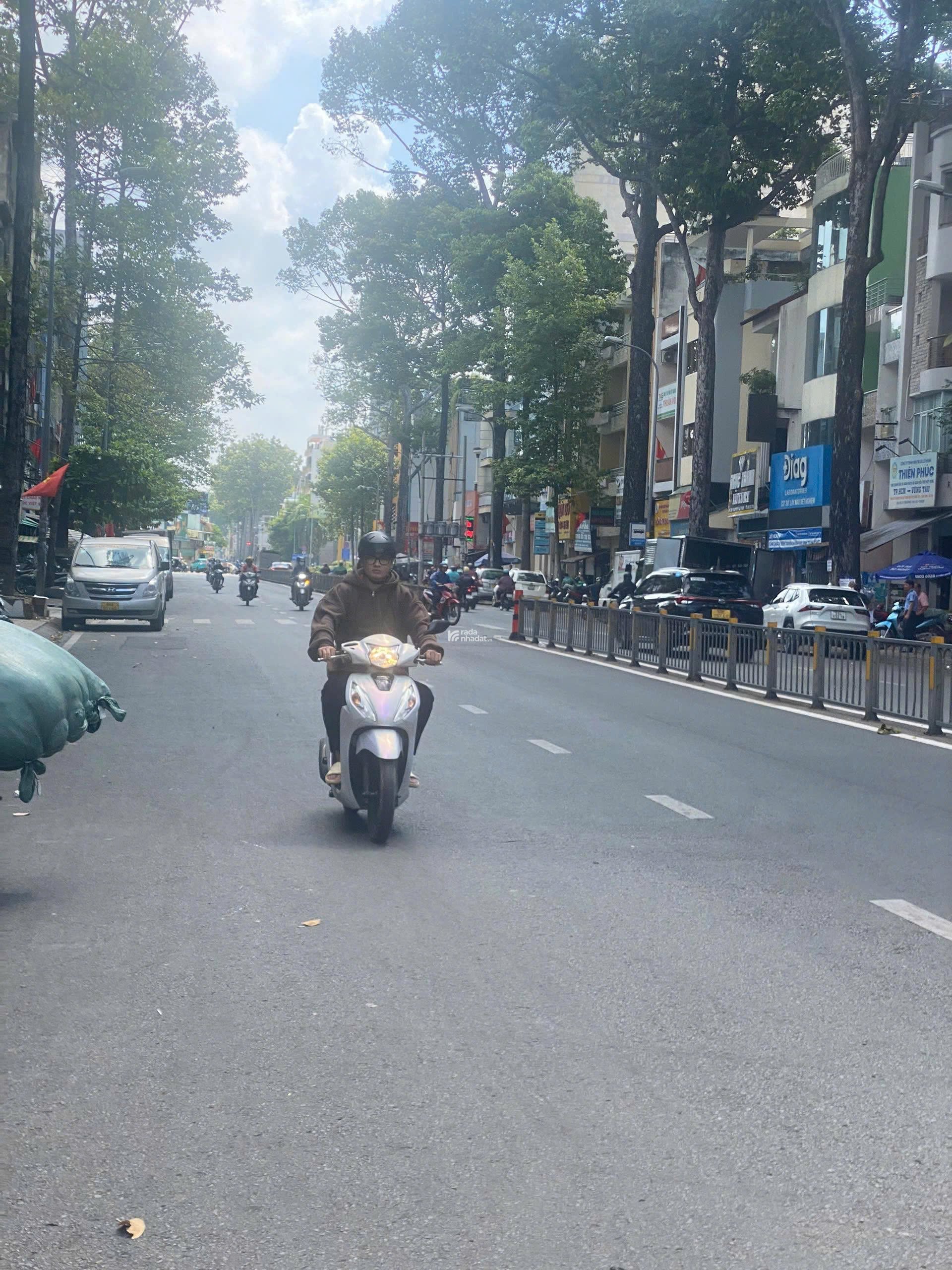 BÁN NHÀ MẶT TIỀN TRẦN PHÚ QUẬN 5 - VỊ TRÍ ĐẸP, NHÀ NỞ HẬU, CÓ SÂN XE Ô TÔ