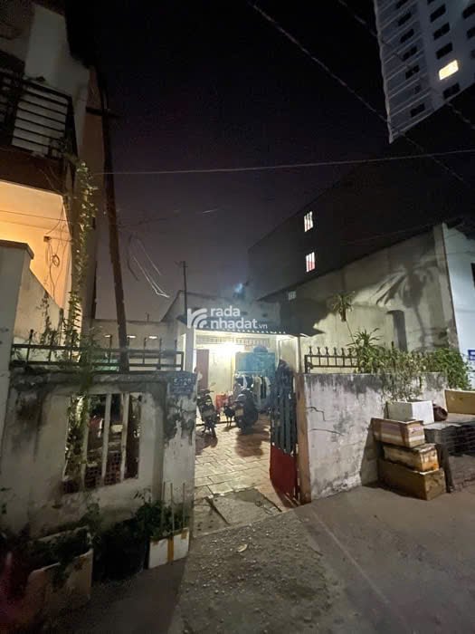 "Bán nhà  , XD 3 tầng ,  Đường 99, PL,  A, Q9,  Dt : 200 m2: (6.8  30). Giá nhỉnh : 10.x tỷ (TL)