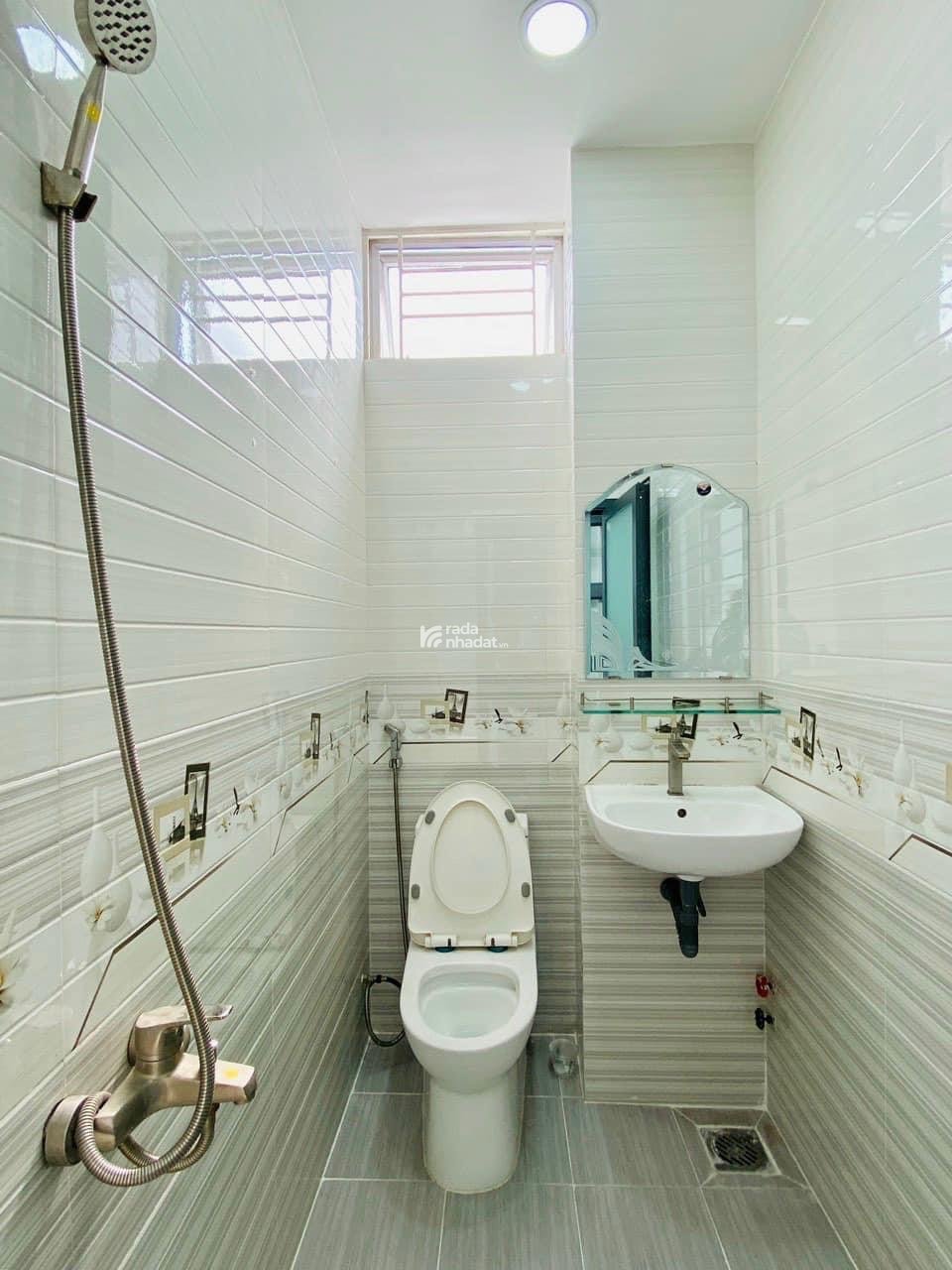 Người quen cần bán nhà DT 67m2 giá 2tỷ750tr ở Nơ Trang Long, P11, Bình Thạnh. Sẵn hợp đồng thuê