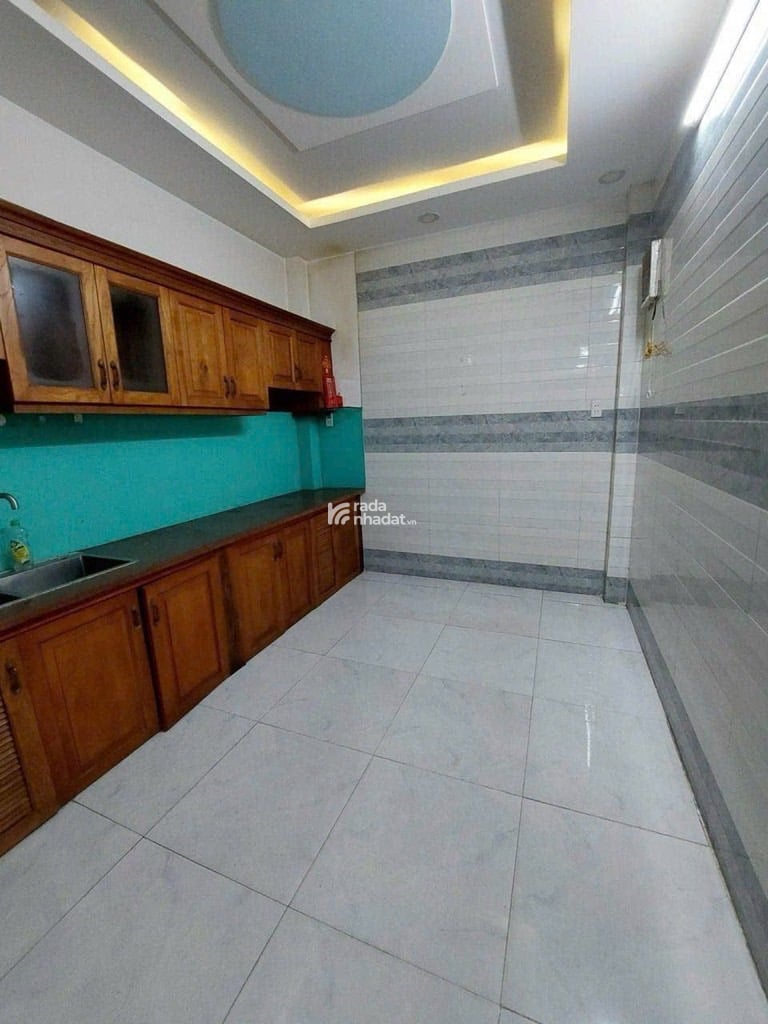 NHÀ ĐẸP FULL NỘI THẤT DIỆN TÍCH LỚN, NGANG KHỦNG 6.5M, CÁCH MT ĐƯỜNG 1 CĂN, CÓ SÂN ĐỂ XE RỘNG,