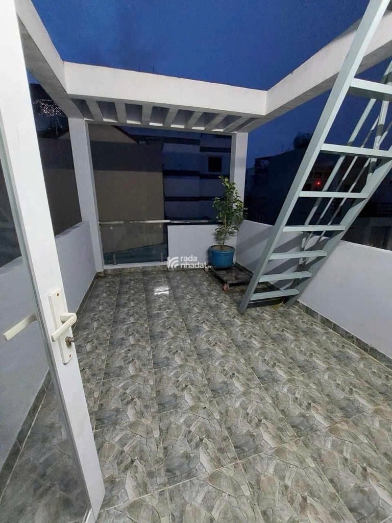 NHÀ ĐẸP FULL NỘI THẤT DIỆN TÍCH LỚN, NGANG KHỦNG 6.5M, CÁCH MT ĐƯỜNG 1 CĂN, CÓ SÂN ĐỂ XE RỘNG,