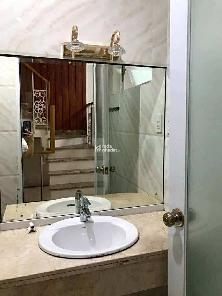 NHÀ ĐẸP FULL NỘI THẤT DIỆN TÍCH LỚN, NGANG KHỦNG 6.5M, CÁCH MT ĐƯỜNG 1 CĂN, CÓ SÂN ĐỂ XE RỘNG,