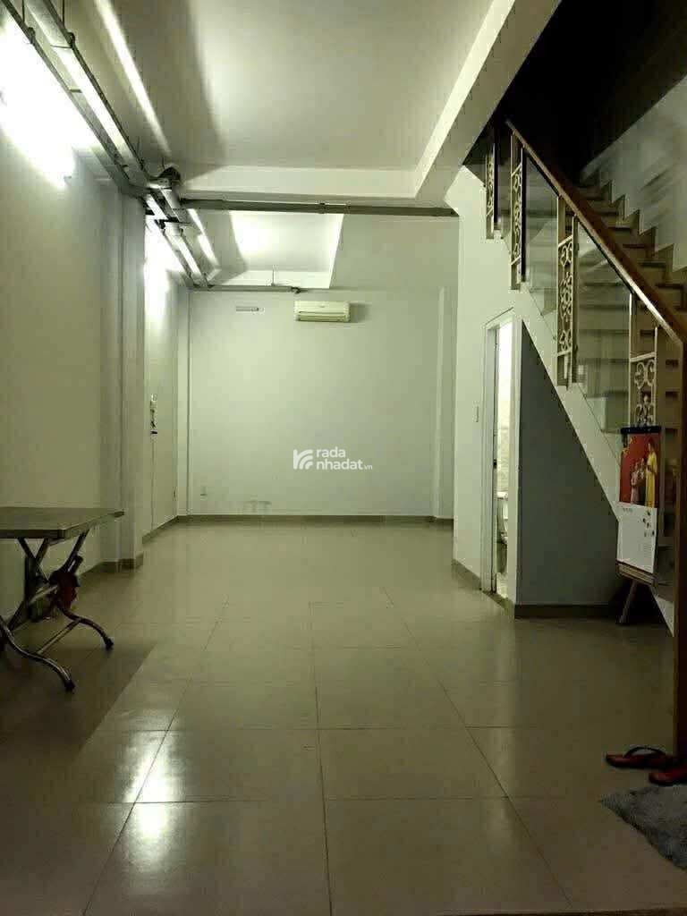NHÀ ĐẸP FULL NỘI THẤT DIỆN TÍCH LỚN, NGANG KHỦNG 6.5M, CÁCH MT ĐƯỜNG 1 CĂN, CÓ SÂN ĐỂ XE RỘNG,