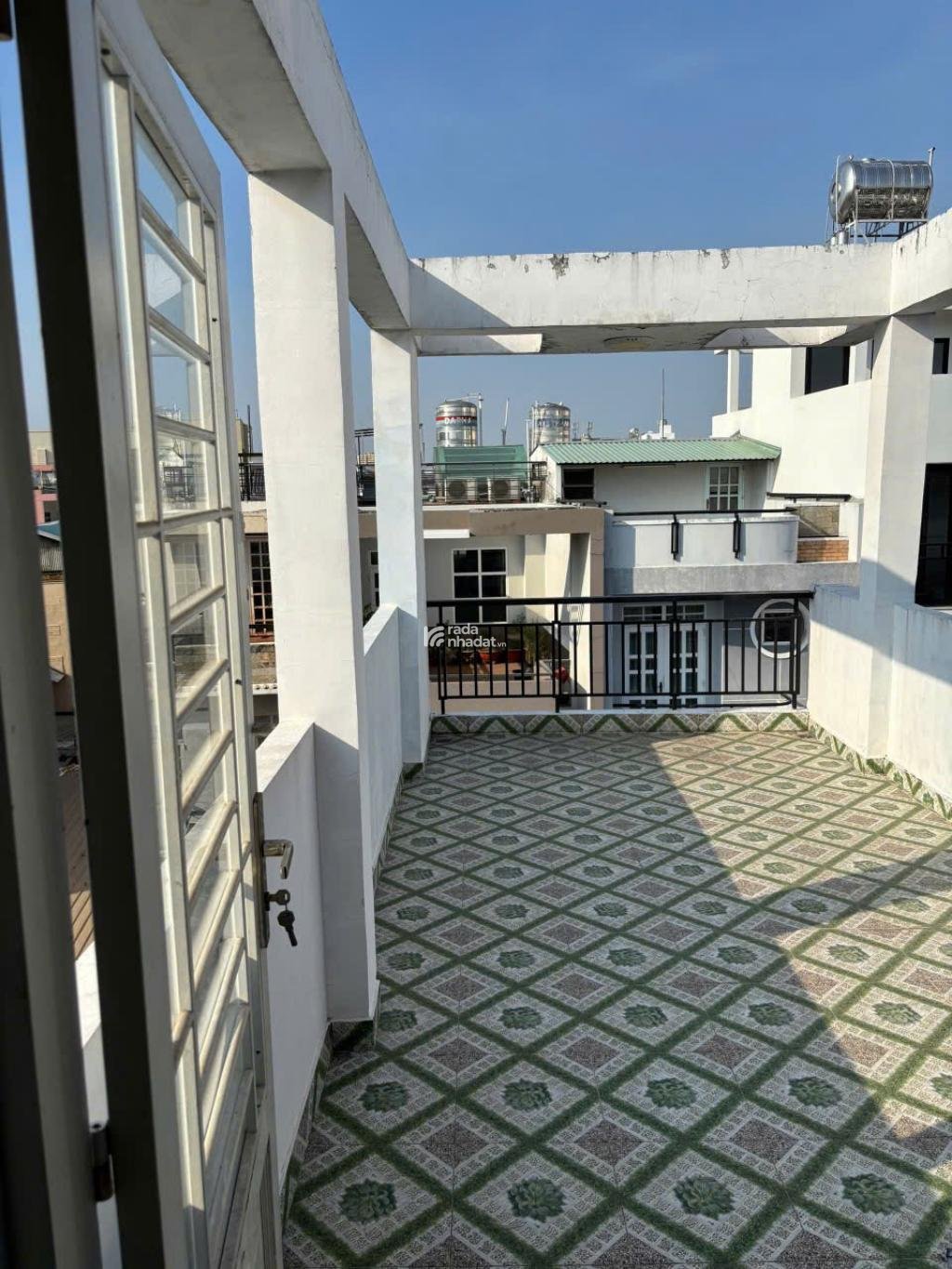 Kết cấu: 1 trệt, lửng, 2 lầu sân thượng BTCT, 3PN, 4WC