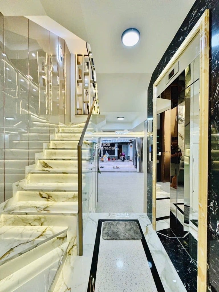 XE HƠI NGỦ TRONG NHÀ - GẦN SÂN BAY - 5TẦNG - THANG MÁY - THIẾT KẾ HIỆN ĐẠI, 11TỶ8 TL             