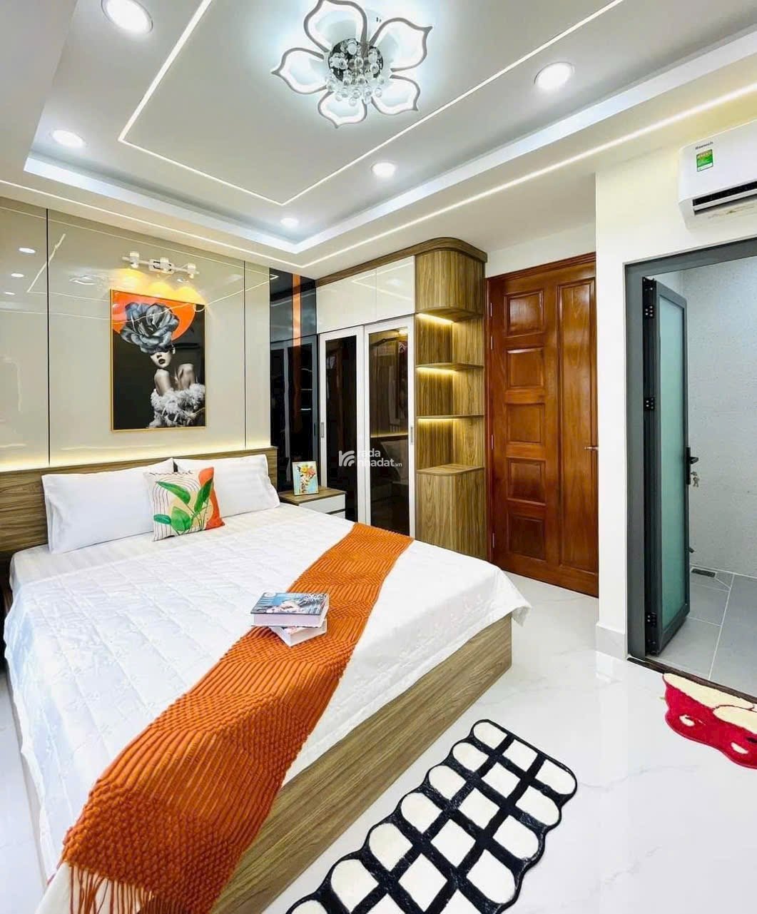 Giảm mạnh! Bán nhà 65m2 Hòa Bình, Q11 xây 3 lầu. Gần Đầm Sen. Cho thuê 10tr/tháng. Sổ riêng