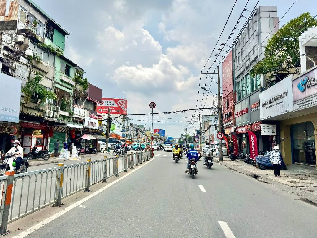 NHỈNH 5 TỶ - NHÀ 4 TẦNG -4PN - NHÀ ĐẸP VÀO Ở NGAY - TẶNG FULL NỘI THẤT -HẺM XE HƠI THÔNG