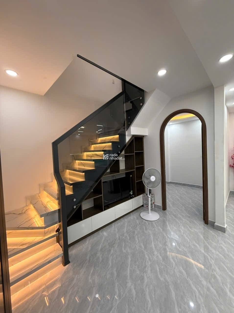 Bán nhà ngay đường Vạn Kiếp, phường 1, Bình Thạnh.Giá: 3Tỷ 650tr, 40m2, sổ hồng riêng, hẻm ô tô