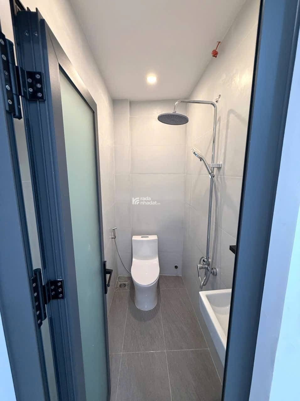 Bán nhà ngay đường Vạn Kiếp, phường 1, Bình Thạnh.Giá: 3Tỷ 650tr, 40m2, sổ hồng riêng, hẻm ô tô