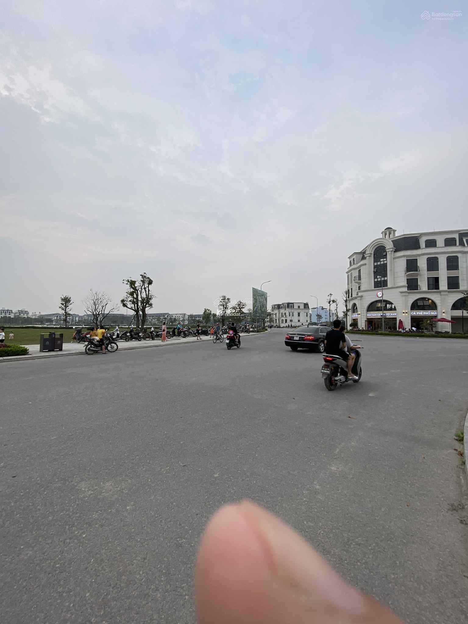 Chính chủ bán lô đất hồ trung tâm đẹp nhất Hoài Đức - 2 mặt tiền lớn - đối diện 3 trường liên cấp