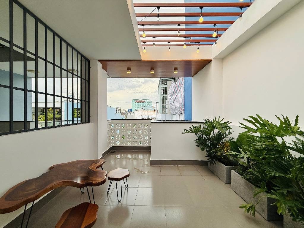 Hẻm 4m, xe hơi đậu cửa, hướng Đông Nam, SHR