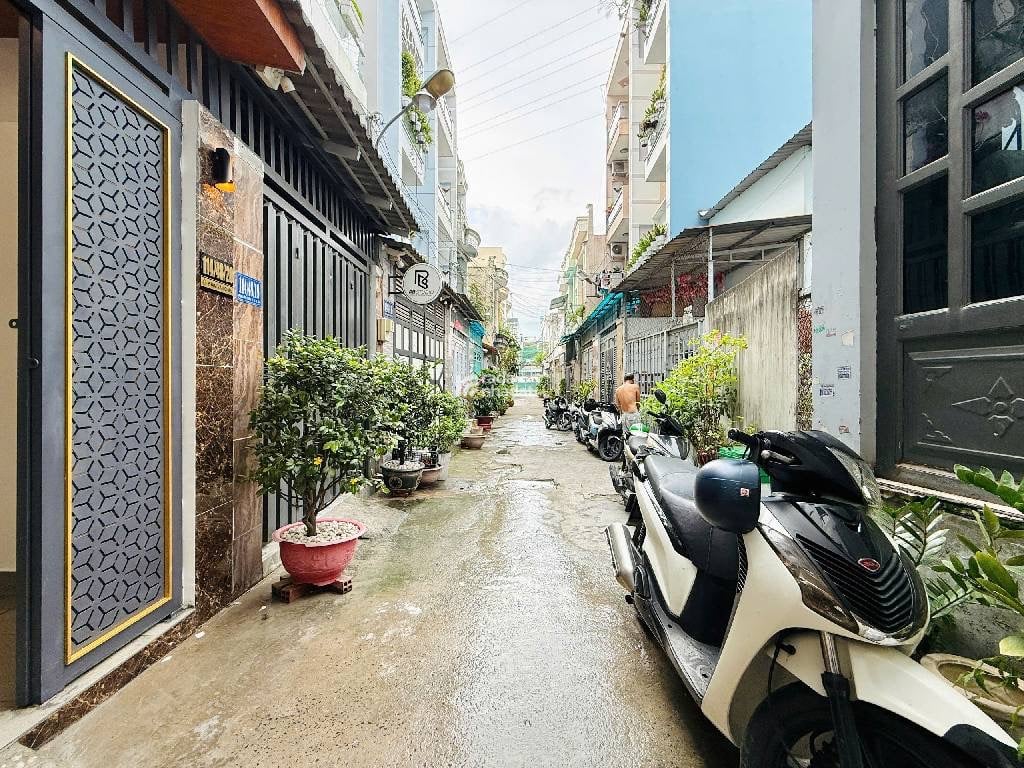 Hẻm 4m, xe hơi đậu cửa, hướng Đông Nam, SHR