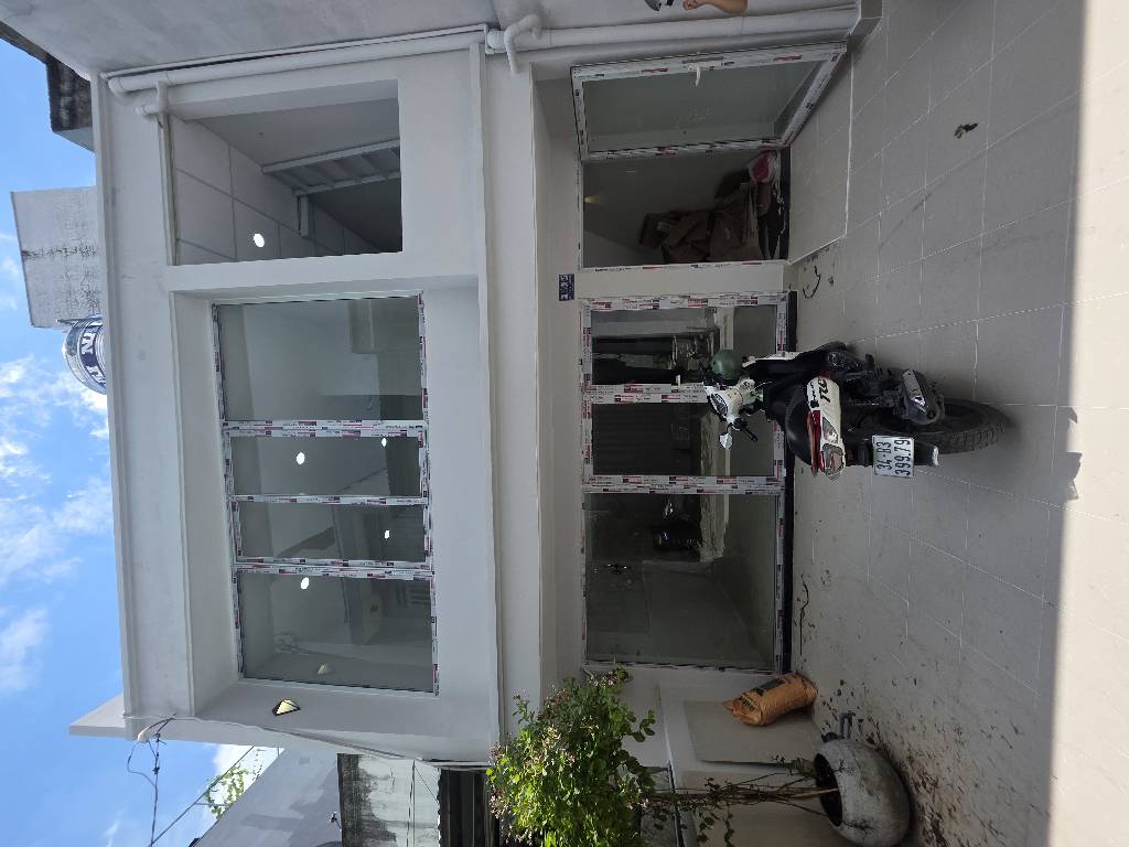Kết cấu 2 Tầng BTCT, 4 Phòng ngủ, có phòng trệt cho người lớn tuổi, 2 nhà vệ sinh,