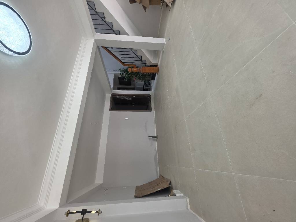 Kết cấu 2 Tầng BTCT, 4 Phòng ngủ, có phòng trệt cho người lớn tuổi, 2 nhà vệ sinh,