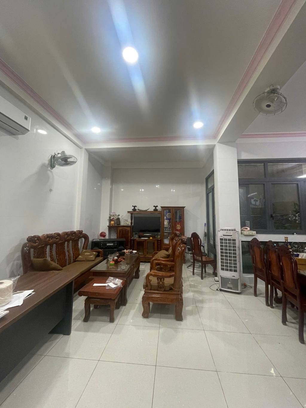 Mặt tiền Bình Tân, vị trí kinh doanh sầm uất, 1trệt 3lầu, 8 phòng ngủ