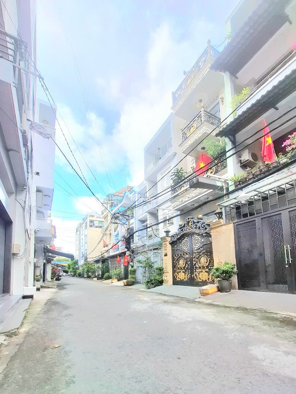 BÁN ĐẤT TẶNG NHÀ TIỆN XÂY MỚI - HXT 1 TRỤC - 5x 20M KLG 