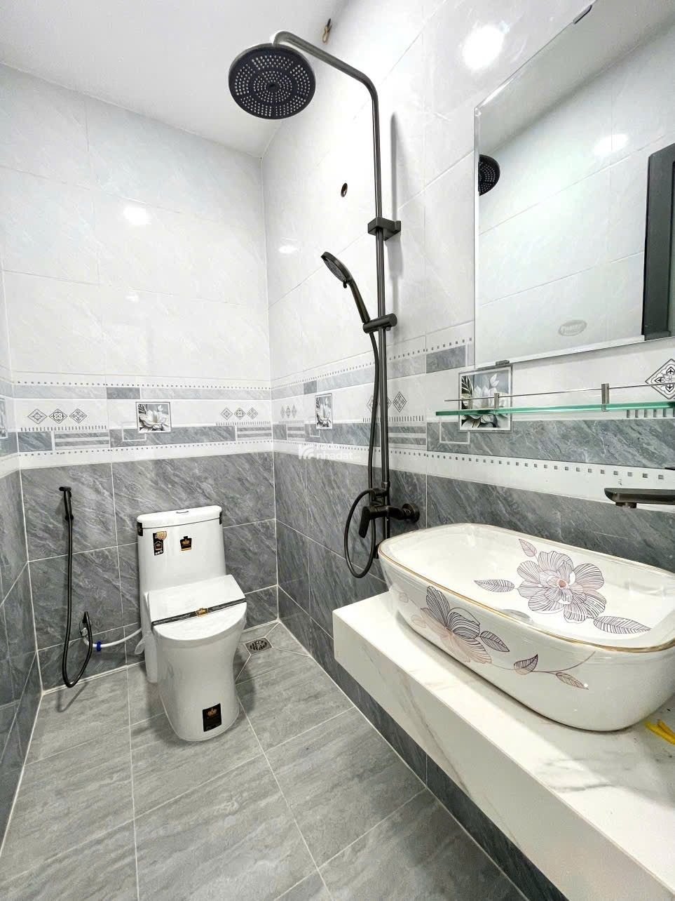 Nhà Mới 100% Hẻm Xe Tải Chiến Lược, 42.6m2, Chỉ 4.38 Tỷ, Xách Vali Vào Ở Ngay