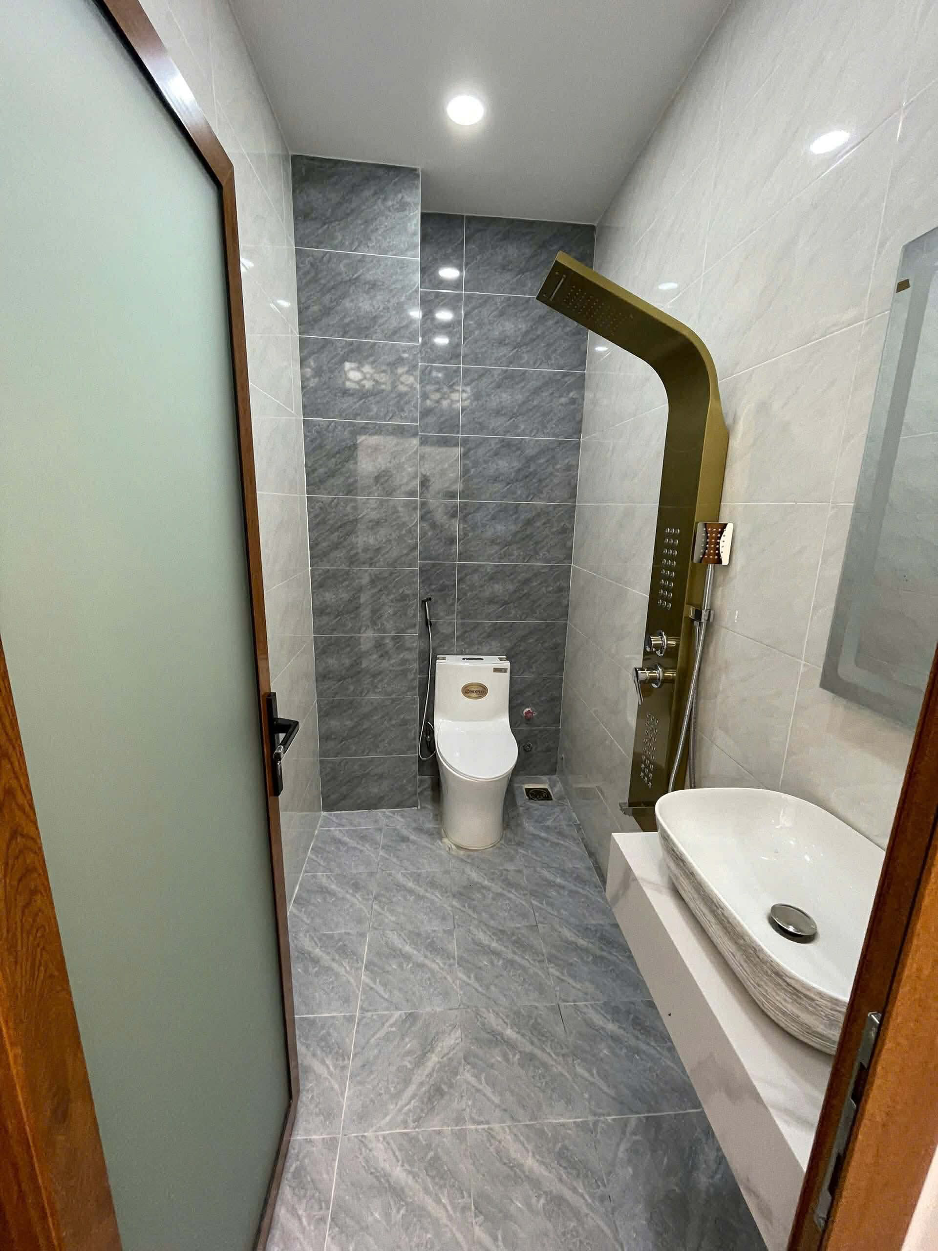 Cần bán căn Nhà phố siêu đẳng cấp toạ lạc tại mặt tiền Trần Quang Cơ trong. Đã thay áo mới