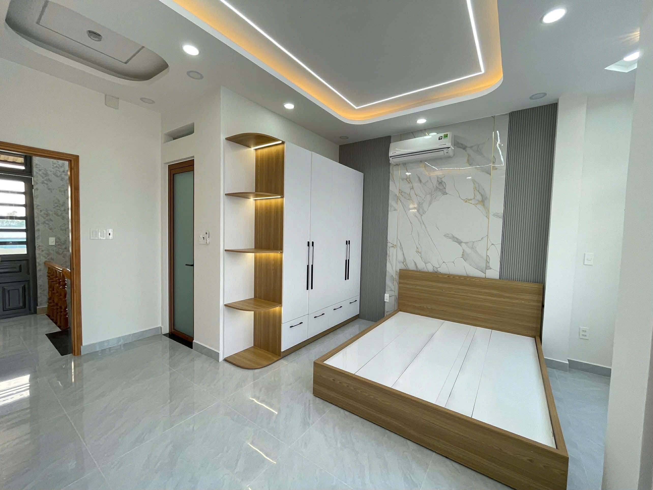 Cần bán căn Nhà phố siêu đẳng cấp toạ lạc tại mặt tiền Trần Quang Cơ trong. Đã thay áo mới