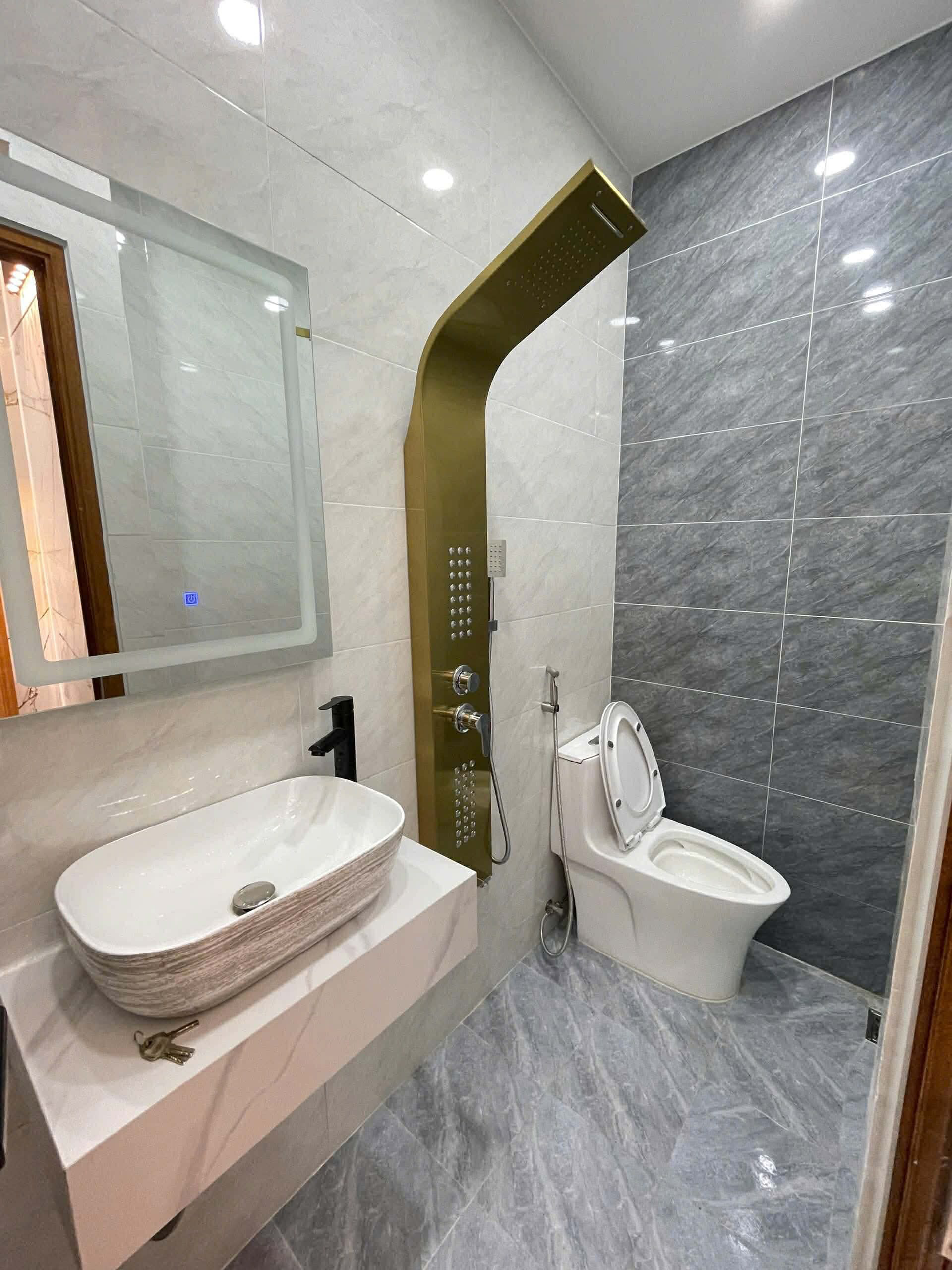 Cần bán căn Nhà phố siêu đẳng cấp toạ lạc tại mặt tiền Trần Quang Cơ trong. Đã thay áo mới