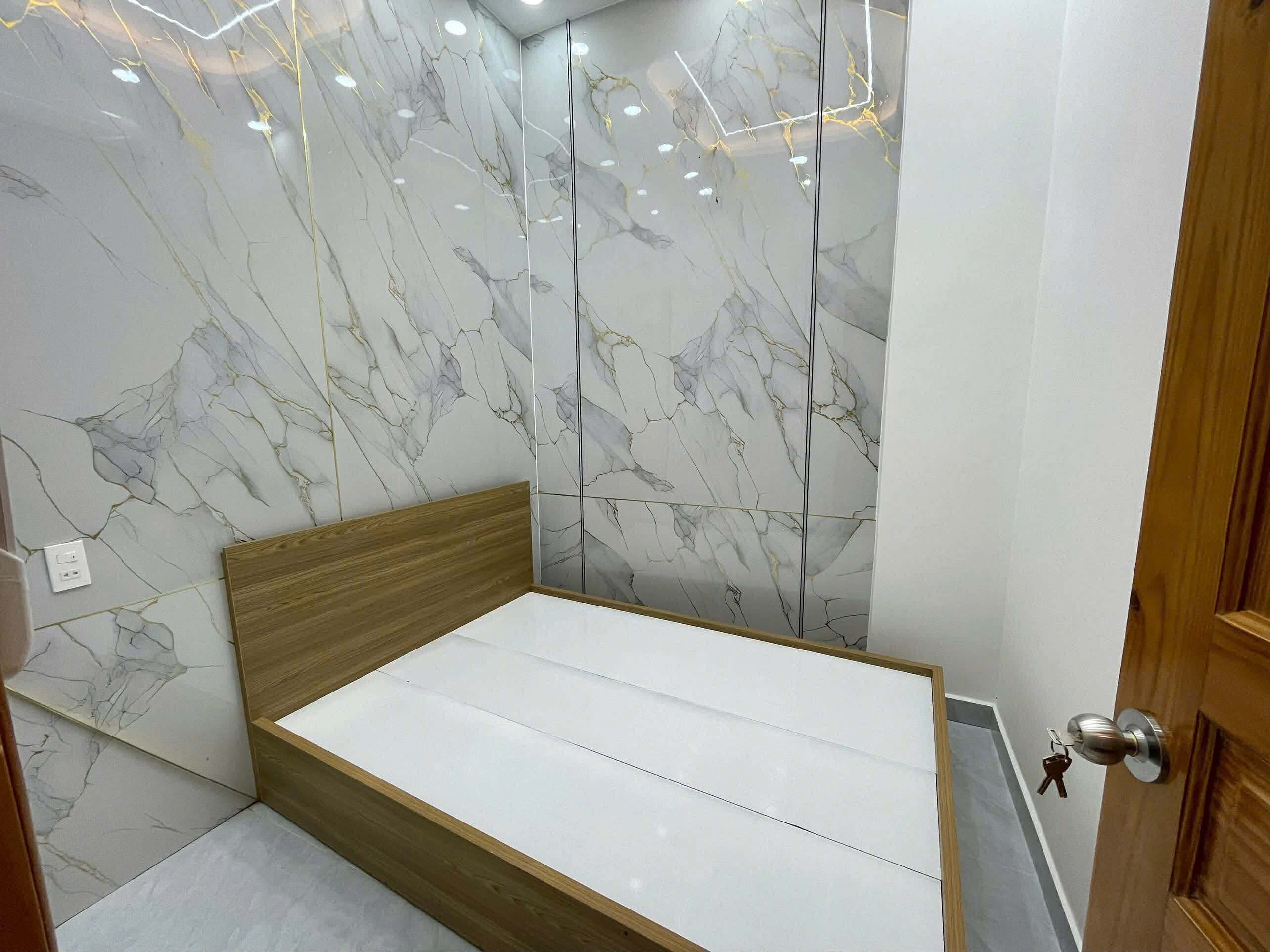 Cần bán căn Nhà phố siêu đẳng cấp toạ lạc tại mặt tiền Trần Quang Cơ trong. Đã thay áo mới