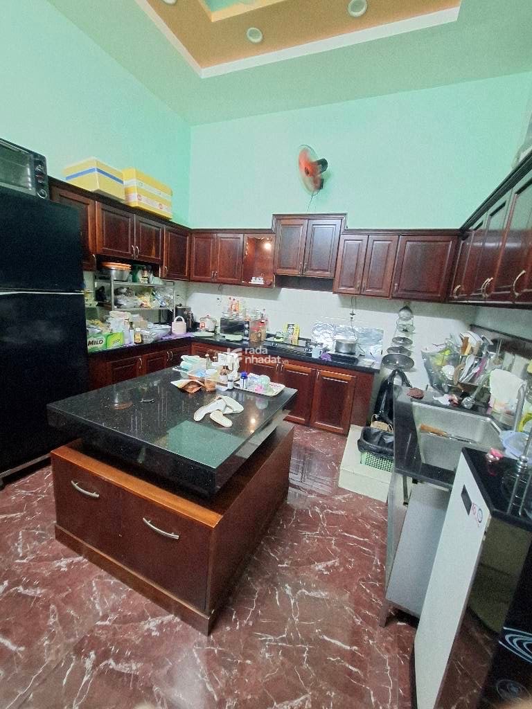 Kết cấu: Số tầng: 4 (gồm 1 trệt, 2 lầu, ban công, sân thượng,...) đúc BTCT chắc chắn, PK, Bếp, Phòng 