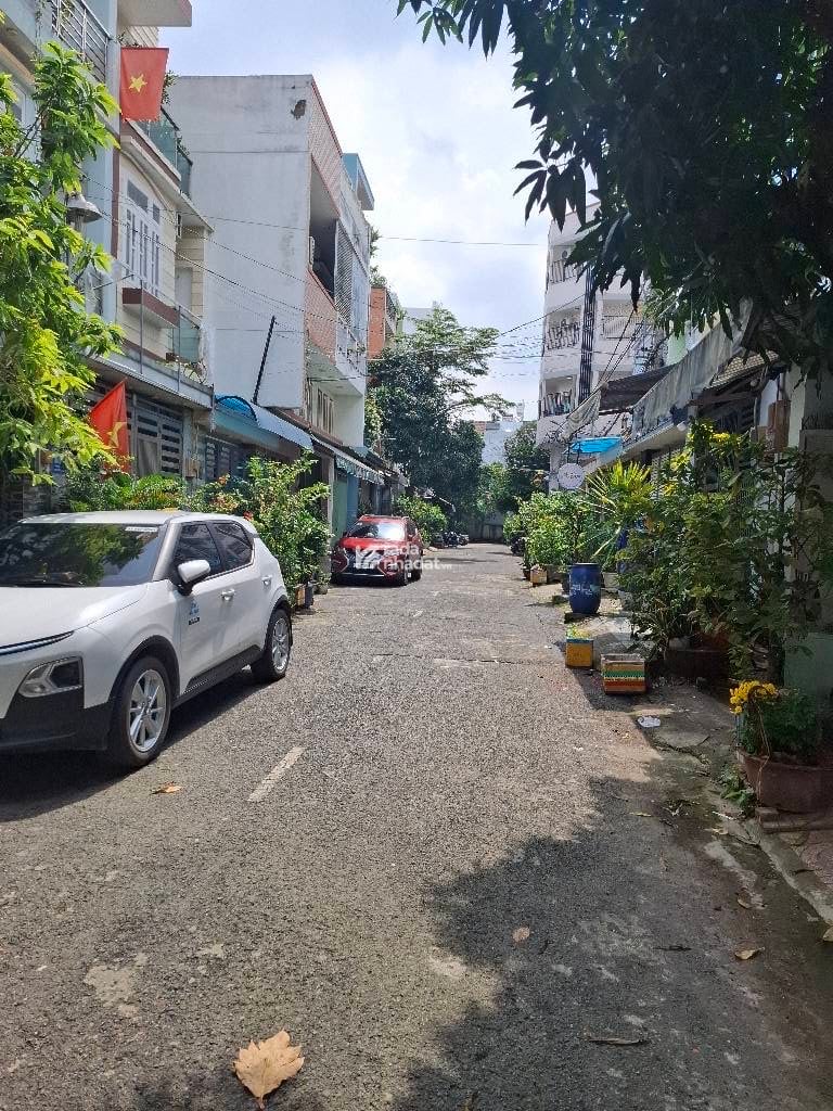 Kết cấu: Số tầng: 4 (gồm 1 trệt, 2 lầu, ban công, sân thượng,...) đúc BTCT chắc chắn, PK, Bếp, Phòng 