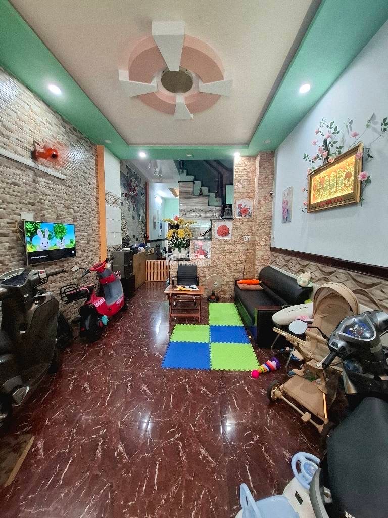 Kết cấu: Số tầng: 4 (gồm 1 trệt, 2 lầu, ban công, sân thượng,...) đúc BTCT chắc chắn, PK, Bếp, Phòng 