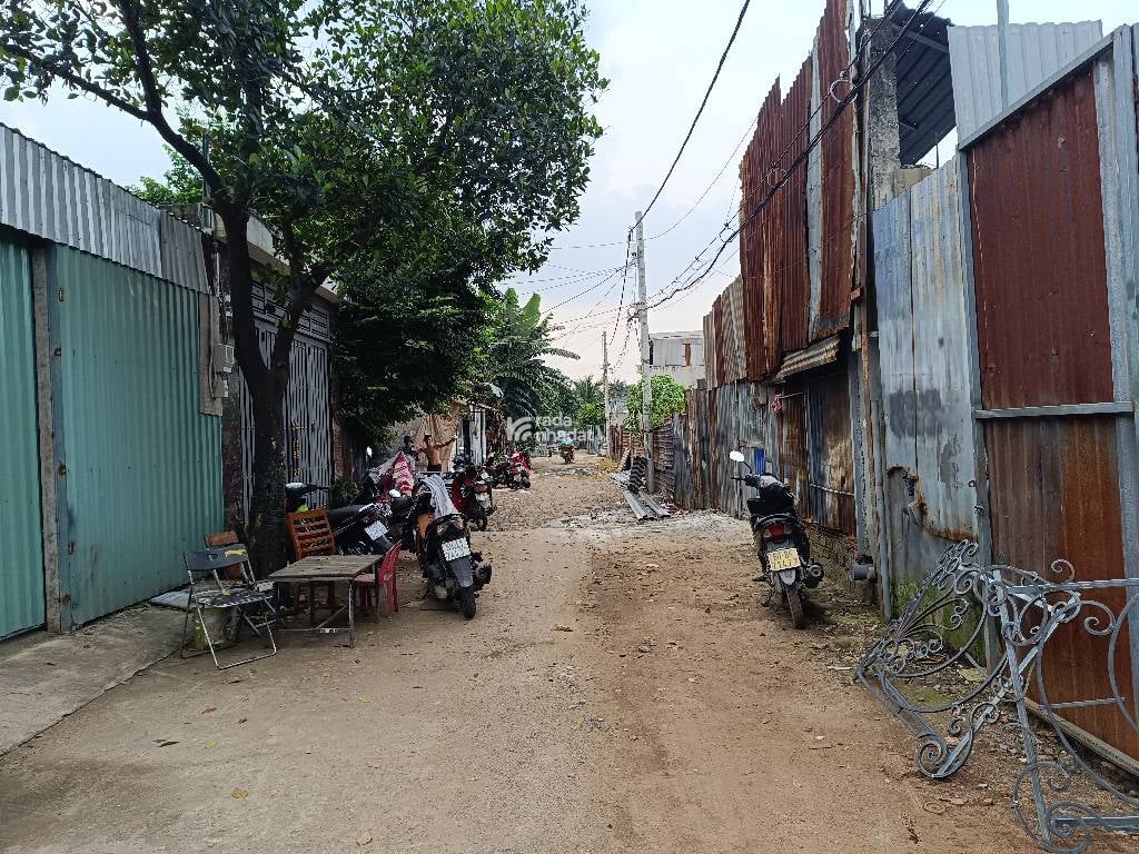 Đất trống hẻm ra đương Dương Thị Mười Q12